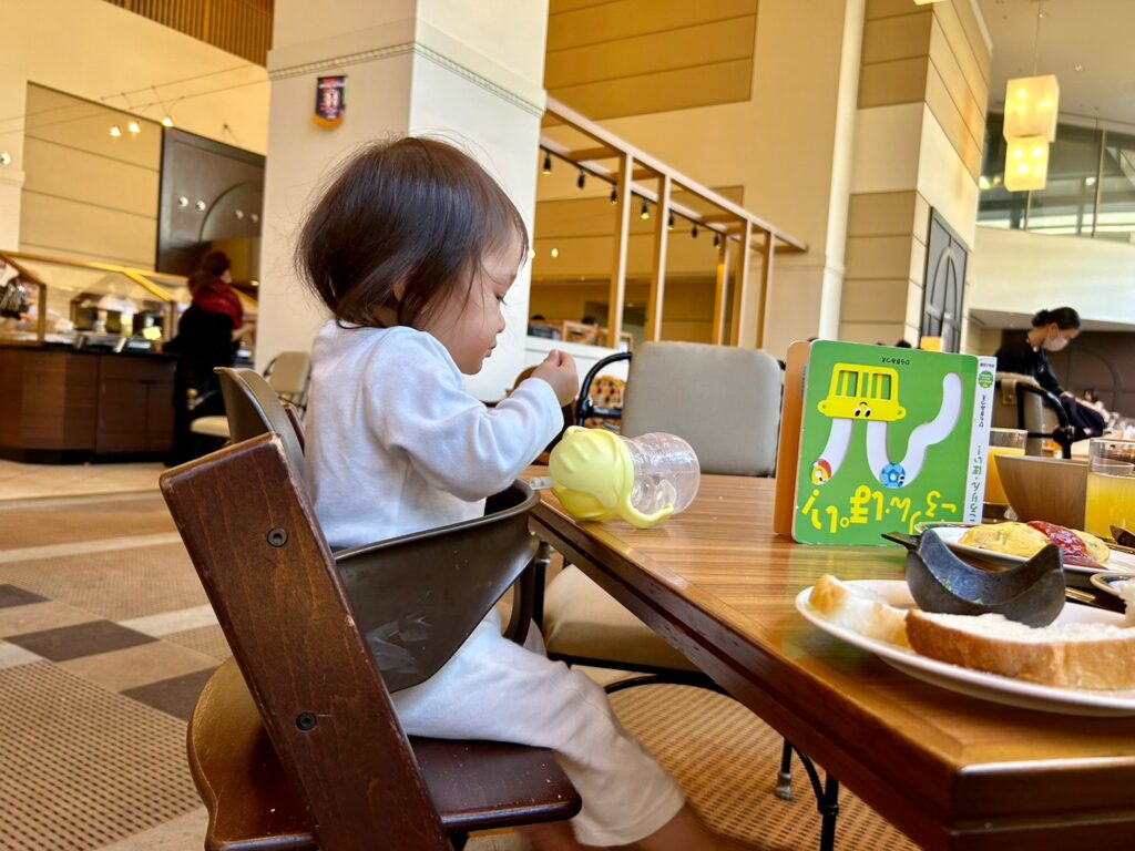 神戸ベイシェラトン　朝食　子供椅子